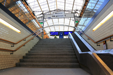 Schody na peron dworca głównego we Wrocławiu. - obrazy, fototapety, plakaty