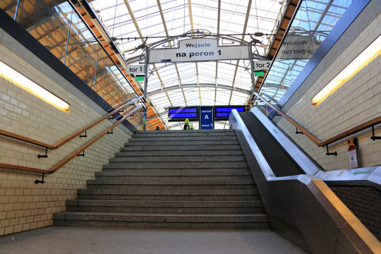 Schody na peron dworca głównego we Wrocławiu.
