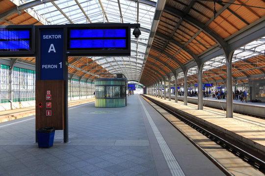 Peron kolejowy na dworcu głównym we Wrocławiu.