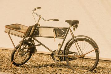 Fototapeta na wymiar Altes Fahrrad steht wartend auf dem Ständer im Retro Style