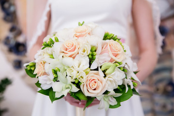 Obraz na płótnie Canvas Beautiful wedding bouquet of flowers in bride’s hands