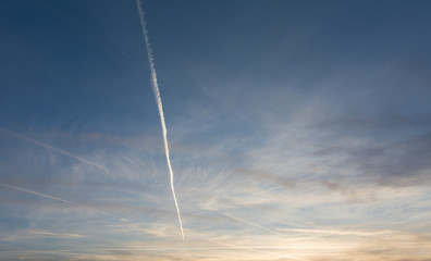 Himmel mit Kondenzstreifen der Flugzeuge am Abend 