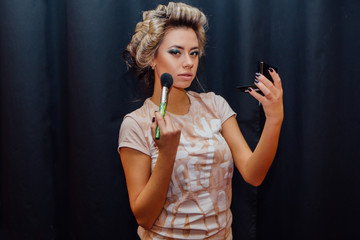 Obraz premium Young girl making hairdress