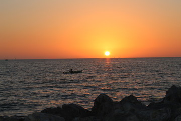 Obraz premium kayaker enjoying sunset