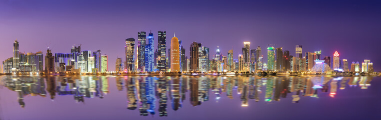 Die Skyline von Doha, Katar, bei Nacht