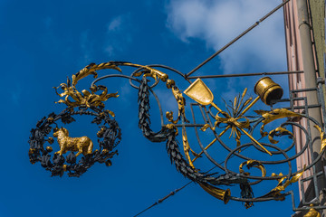 Historisches Wirtshausschild in Augsburg Schmiedeeisen