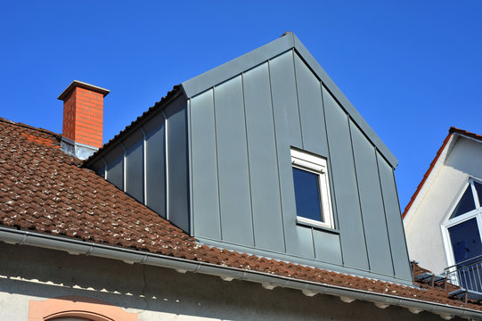 Ziegeldach mit modernisierten Dachgauben