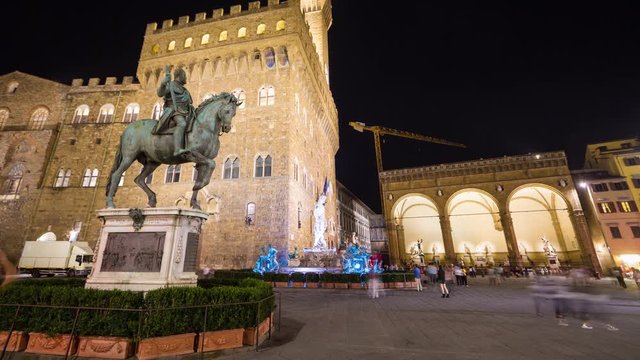  Time lapse of tourists that walking in Piazza della Signoria, the famous square in front of Old Palace (Palazzo Vecchio) in Florence, Tuscany, Italy