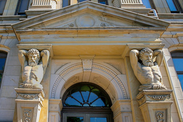 Atlas holding up Courthouse Entry