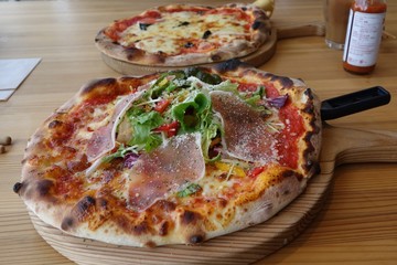 生ハムのピザとマルゲリータピザ