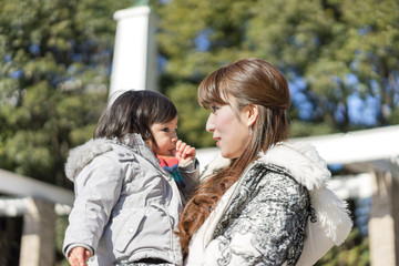 母と子（抱っこ）