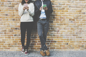 Couple Dating Happiness Traveling Using Smart Phone - obrazy, fototapety, plakaty