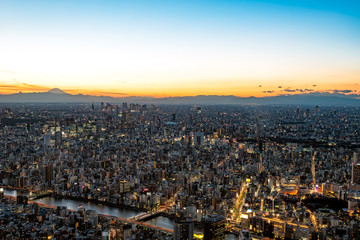 Fototapeta na wymiar 東京都心の夕景・夜景と富士山のシルエット　大パノラマ