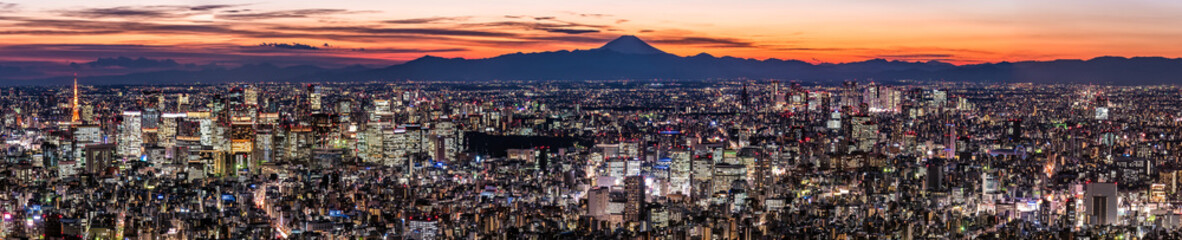 Fototapeta na wymiar 東京都心の夕景と富士山のシルエット　大パノラマ