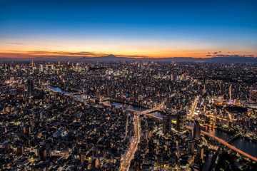 東京都心の夕景と富士山のシルエット