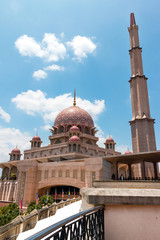 Obraz premium The beutiful Masjid Putra Mosque in Putrajaya city the new Federal Territory of Malaysia.