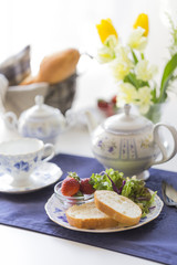 パンとサラダと苺の朝食