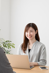 打ち合わせをする２人の女性、プレゼンテーション、契約