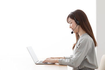 オペレーターの女性、電話、ノートパソコン、窓口、対応