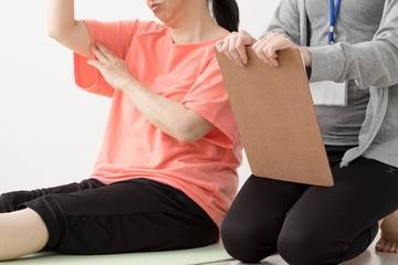 ストレッチをする女性、腕、肘、痛み