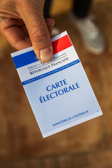 carte électorale tendue pour voter