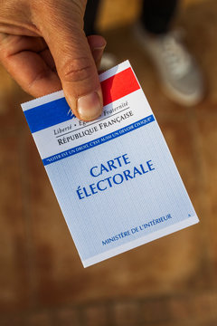 carte &eacute;lectorale tendue pour voter