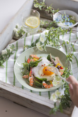 目玉焼きとシーフードサラダの朝食