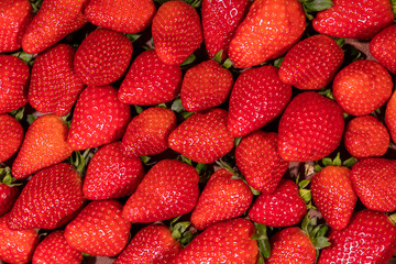 Flatlay von vielen frischen Erdbeeren