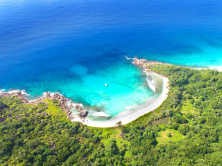 Fototapeta na wymiar Anse Cocos, einsamer Strand auf La Digue - Seychellen