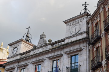 Fototapeta na wymiar Parte superior de un ayuntamiento.