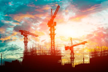 Photo sur Plexiglas construction de la ville Grue et chantier de construction au coucher du soleil