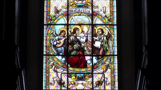 Fenster mit Heiligenfiguren in der Pfarrkirche in Pischelsdorf am Kulm in der Oststeiermark