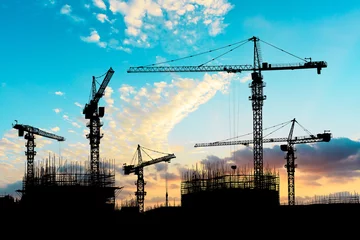 Foto op Plexiglas Stadsgebouw Crane and building construction site at sunset