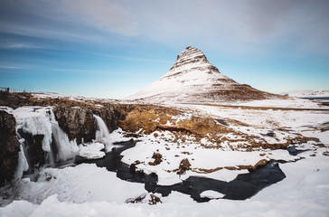 Cascade de Kirkjufell avec montagne en hiver, en Islande