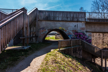 Treppen und Unterführung am Isarkanal  in Unterföhring bei München