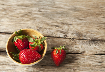fraises sur fond de bois