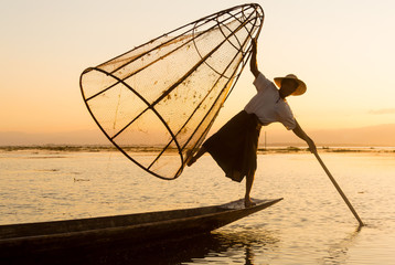 Naklejka premium Birmania fischerman