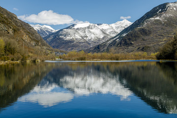 Fototapeta na wymiar Cardet reservoir, in the Vall de Boi