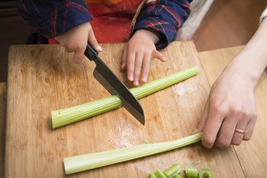 野菜を切る女の子
