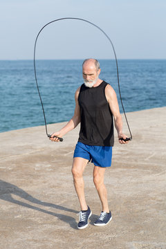 Senior Workout mit Seilchen