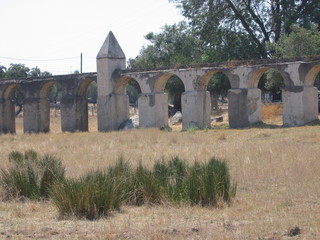 Muro con archi nelle campagne dell'Alentejo in Portogallo.