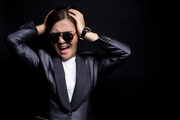 Obraz premium Angry woman wearing sun glasses screaming out and pulling her hair