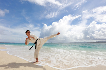 Fototapeta na wymiar 南国の美しいビーチで鍛える男性 