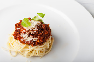 Spaghetti mit Sauce Bolognese auf einem Teller