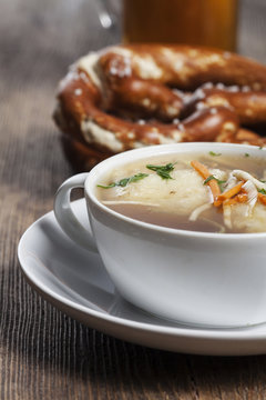 bayerischen Grießknödel in der Suppe