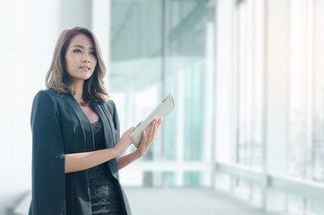 Fototapeta na wymiar Beautiful asian businesswoman using tablet in office