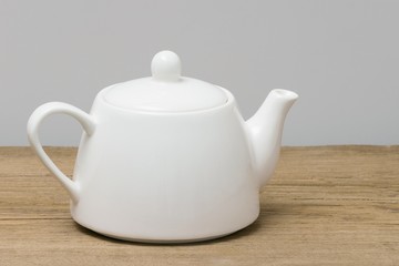 Biały  mały czajnik  do herbaty - obrazy, fototapety, plakaty