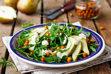 Salad with pear, chickpeas and arugula