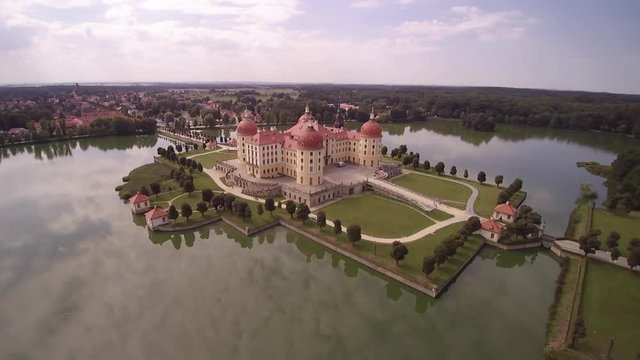 Pałac Moritzburg
&ndash; przelot nad pałacem