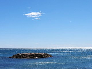 Pqueño islote y nube / Small Islet and cloud